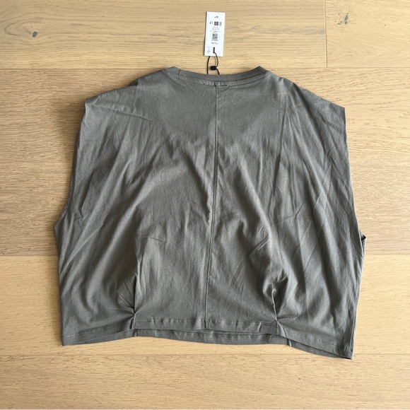 Women’s NWT crop top with pleats at waist - Size XL - Picture 3 of 3